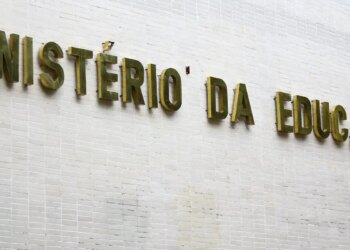 Metade dos professores formados em EAD tem desempenho insuficiente