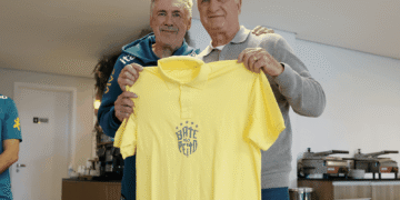 Pentacampeão com a seleção, Felipão é homenageado na Granja Comary