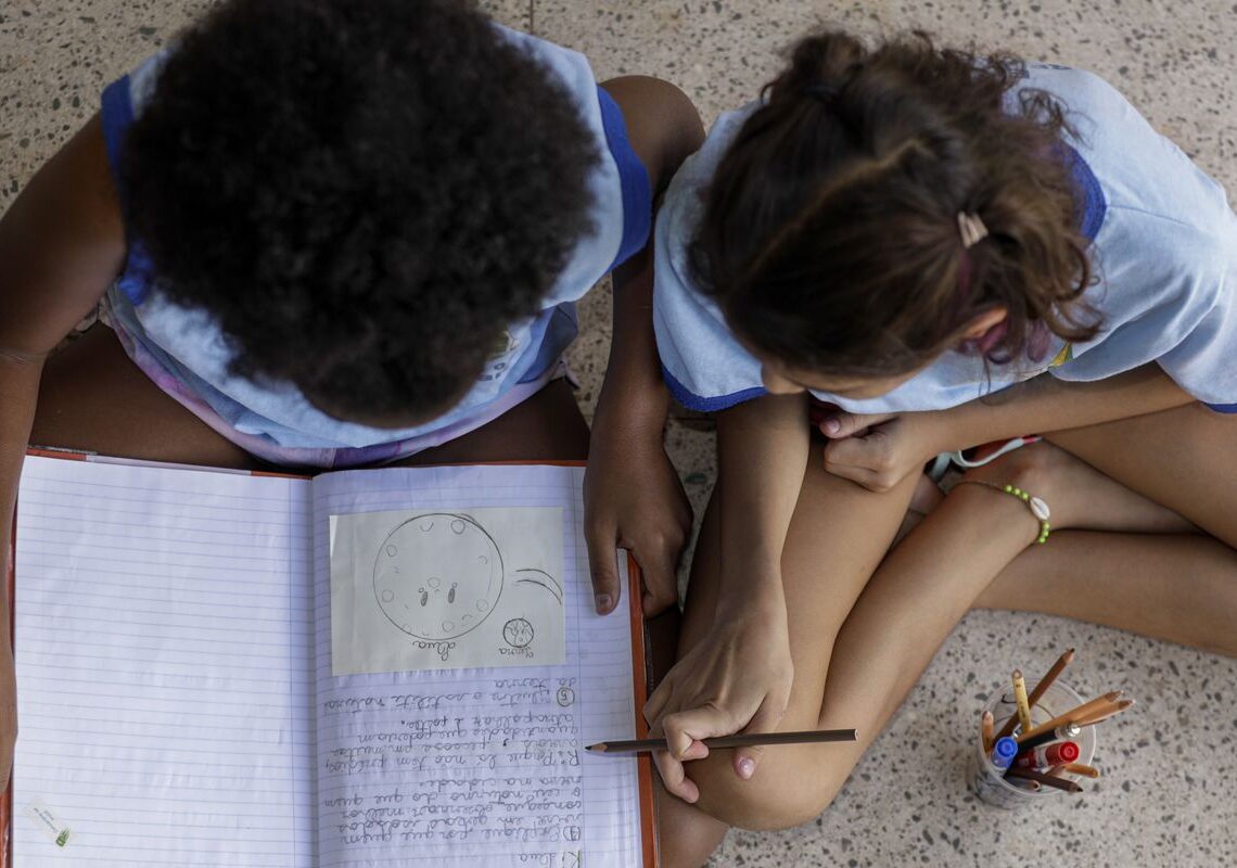 Metade dos estudantes não vê debate antirracista na escola, diz estudo