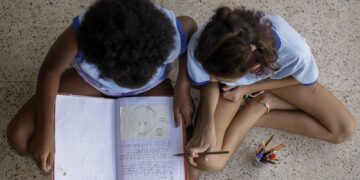 Metade dos estudantes não vê debate antirracista na escola, diz estudo