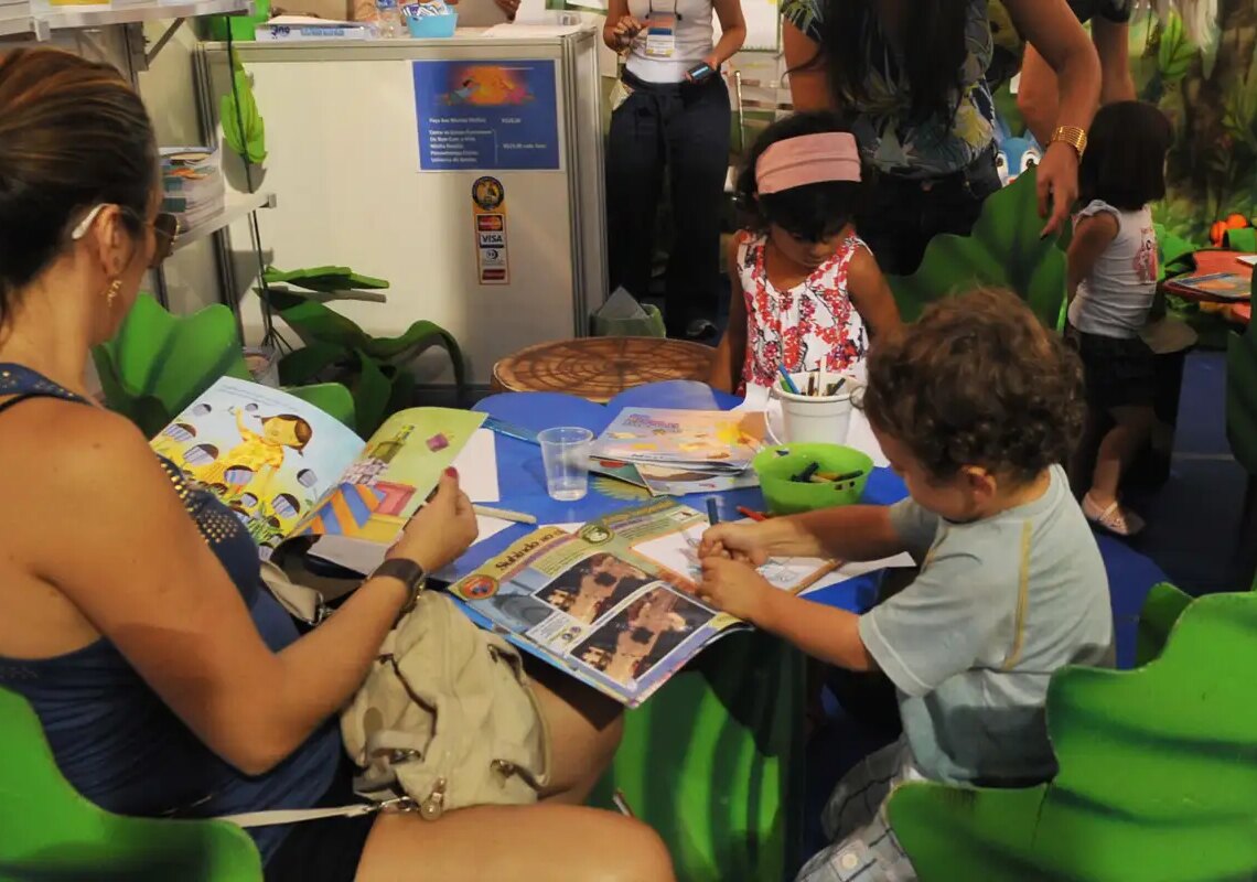 Estudo revela que 53% das famílias raramente leem para criança