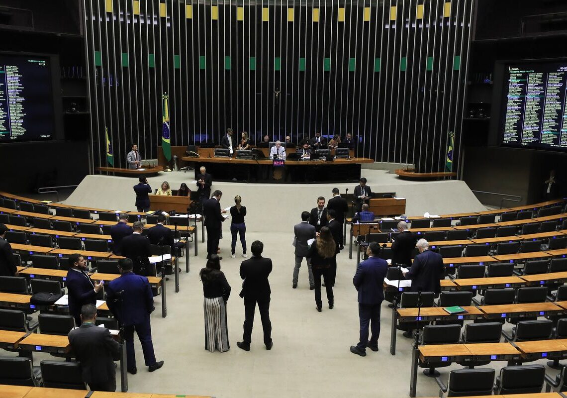 Minirreforma eleitoral limita e parcela multa a partidos políticos