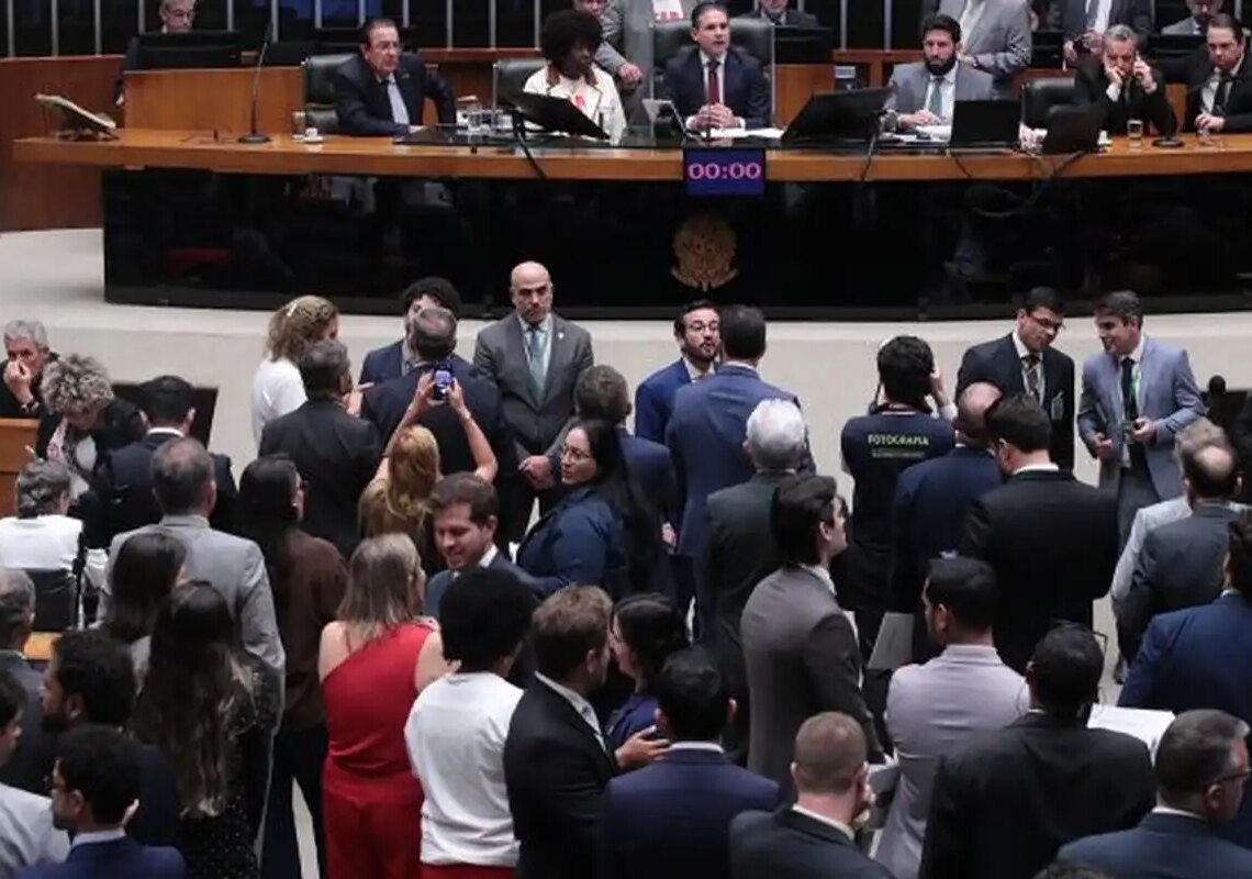 Câmara aprova, em primeiro turno, PEC do fim da escala 6×1