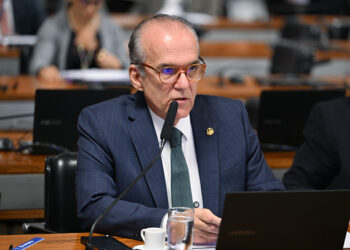 Aprovado projeto que aumenta piso salarial de médicos e dentistas — Senado Notícias