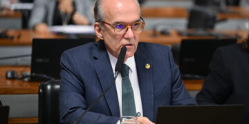 Aprovado projeto que aumenta piso salarial de médicos e dentistas — Senado Notícias