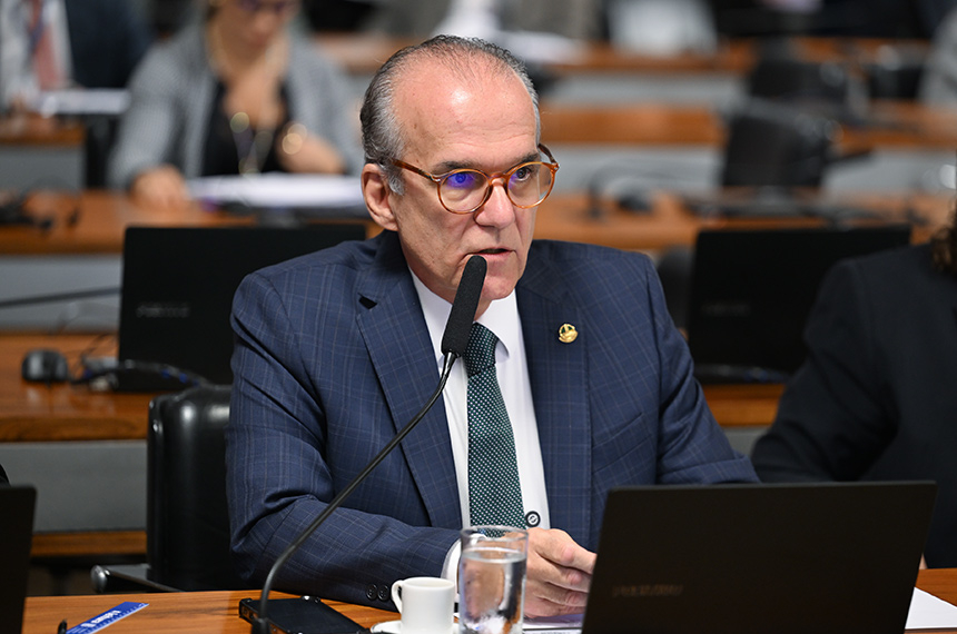 Aprovado projeto que aumenta piso salarial de médicos e dentistas — Senado Notícias