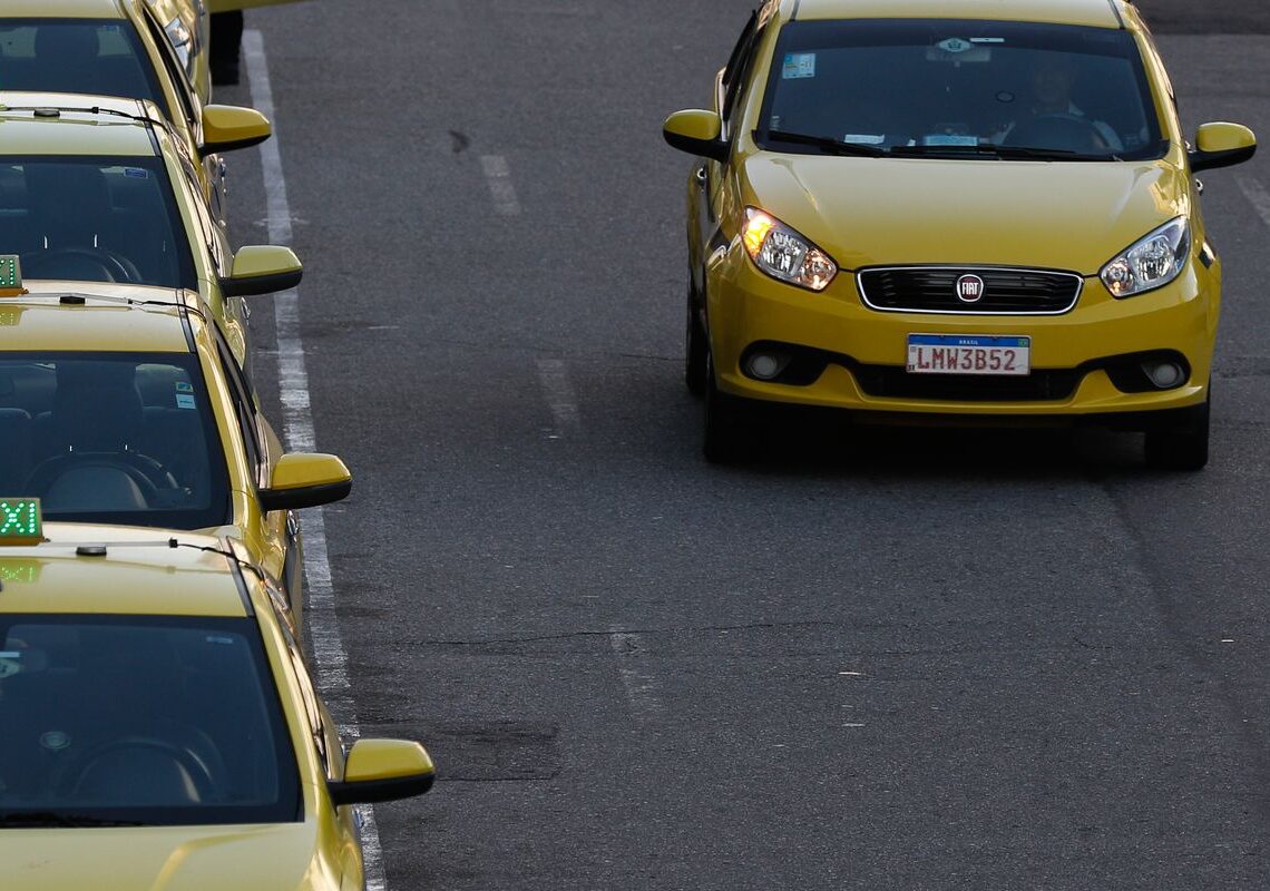 Governo publica MP que destina R$ 30 bi a taxistas e motoristas de app