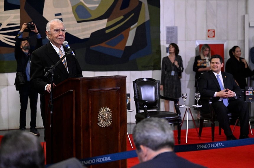 José Sarney relança três de seus romances no Senado — Senado Notícias