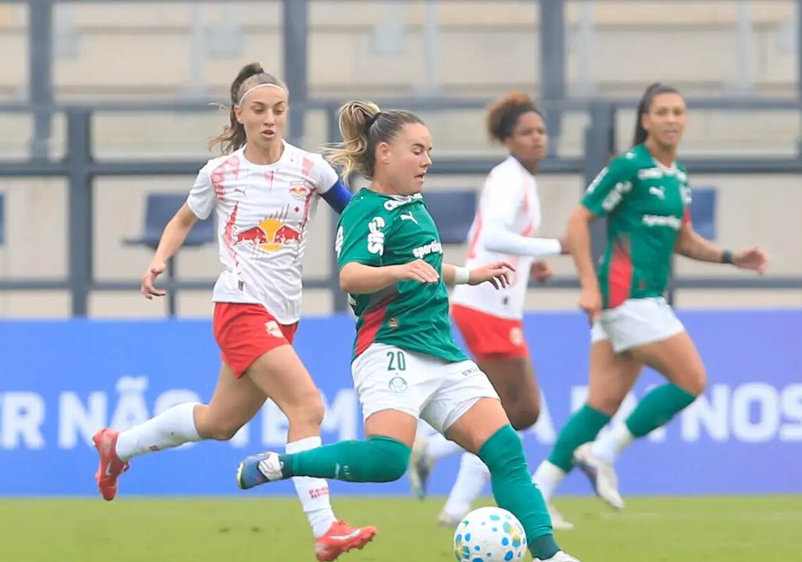 Palmeiras vence Bragantino e dorme na liderança do Brasileiro Feminino