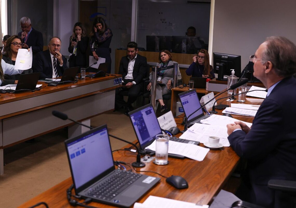 Senadores criticam falta de dados sobre socorro bilionário ao BRB