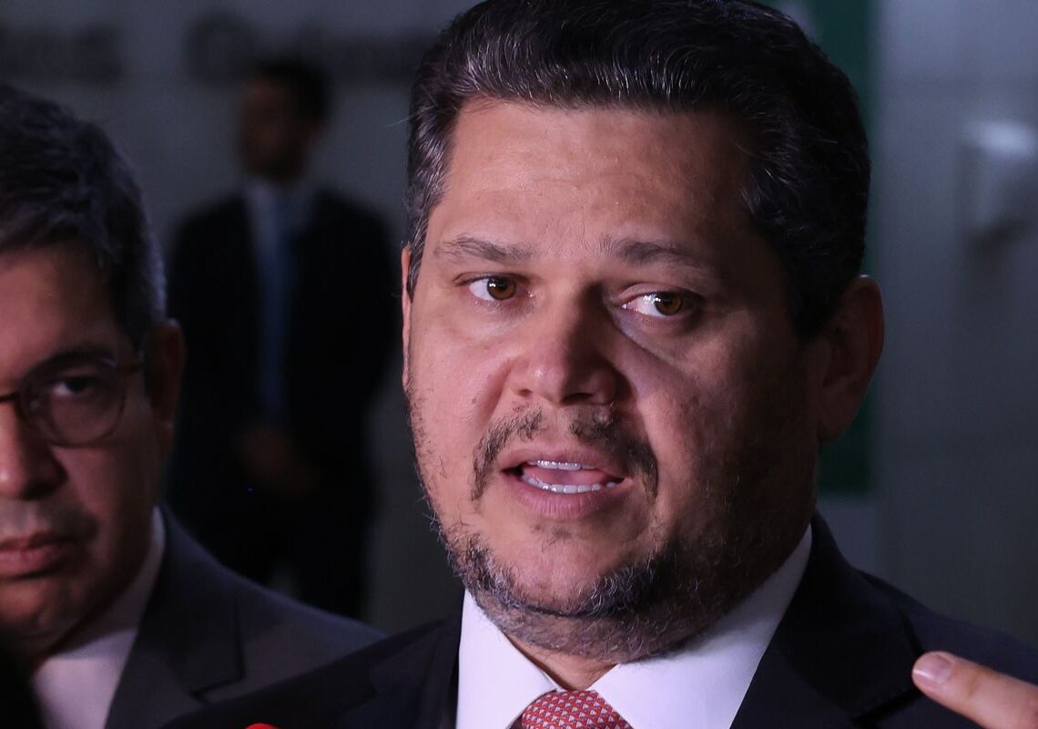 Alcolumbre mantém PEC 6×1 travada em semana esvaziada no Senado