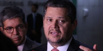 Alcolumbre mantém PEC 6×1 travada em semana esvaziada no Senado