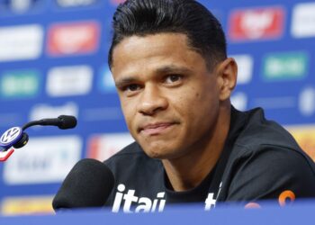 Aposta de Ancelotti, Douglas Santos explica apoio tático a Vini Jr.