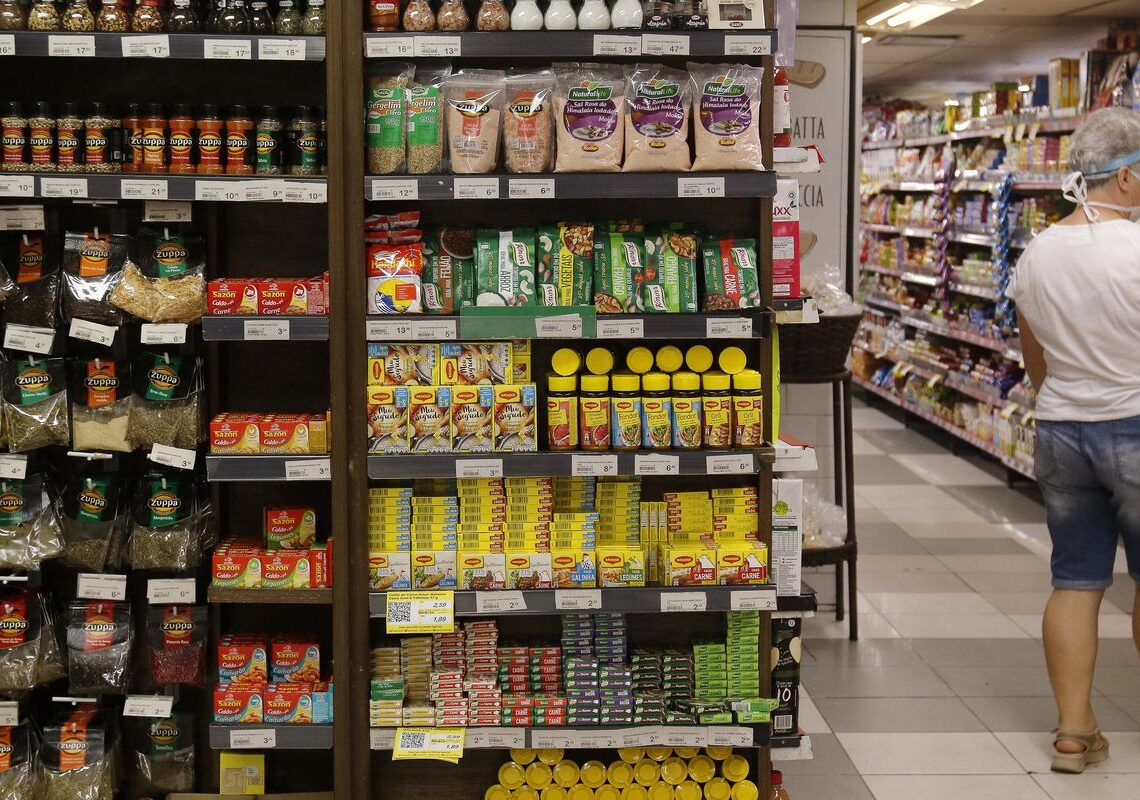 Fabricação de produto alimentício gerou mais emprego em 2024, diz IBGE