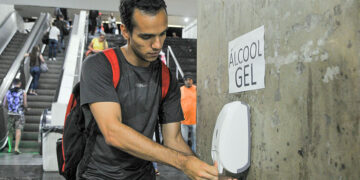 Projeto torna obrigatória oferta de álcool em gel em locais públicos — Senado Notícias