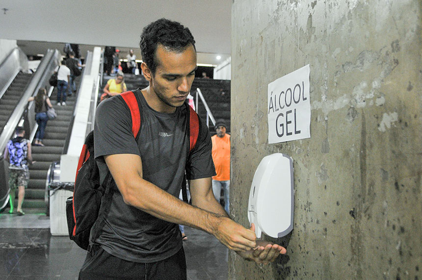 Projeto torna obrigatória oferta de álcool em gel em locais públicos — Senado Notícias