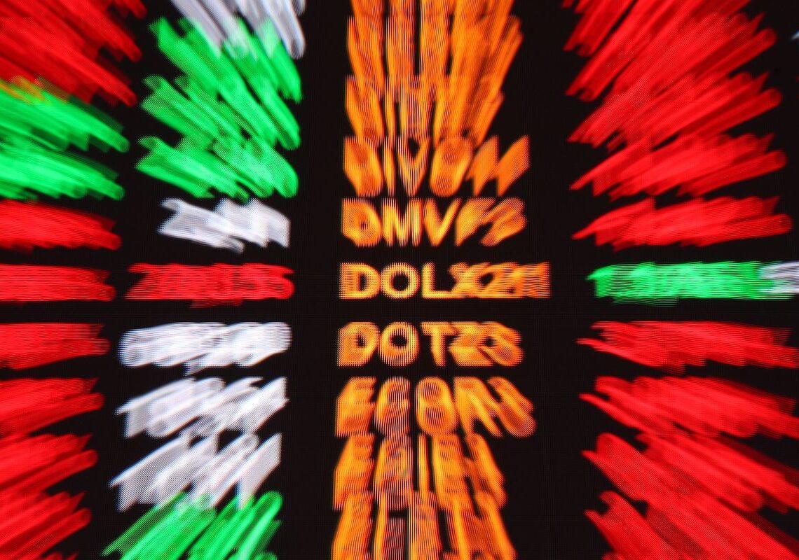 Bolsa sobe 1,16%, e dólar cai para R$ 5, apesar de medida dos EUA