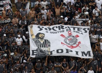 Sócrates, ídolo do Corinthians e da seleção, recebe honraria na Alesp