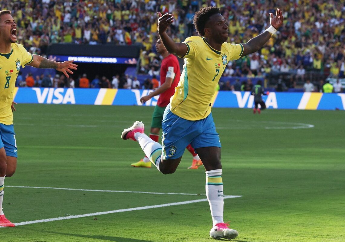 Raphinha, Vini Jr. e Douglas Santos se destacam nos números da estreia