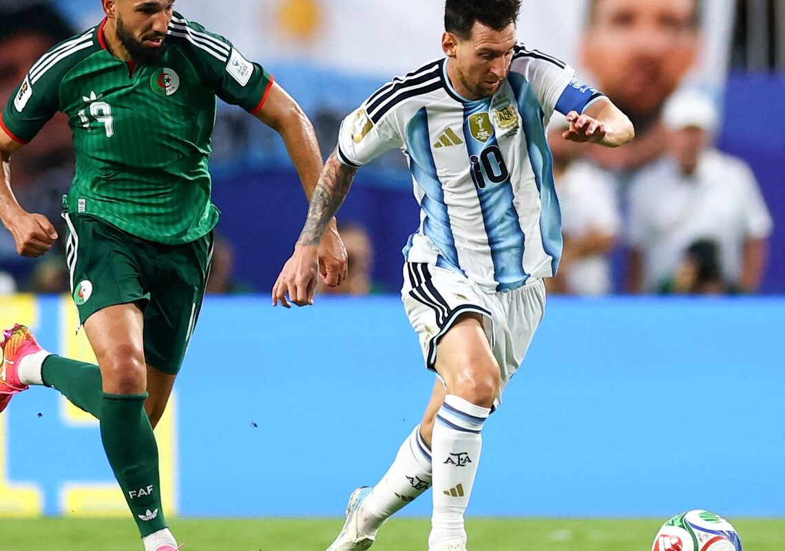 Messi vira maior artilheiro das copas e lidera Argentina em estreia