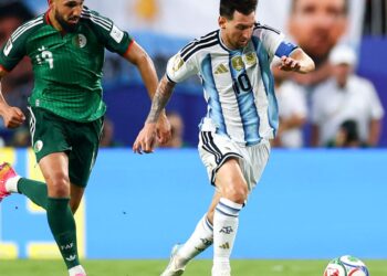 Messi vira maior artilheiro das copas e lidera Argentina em estreia