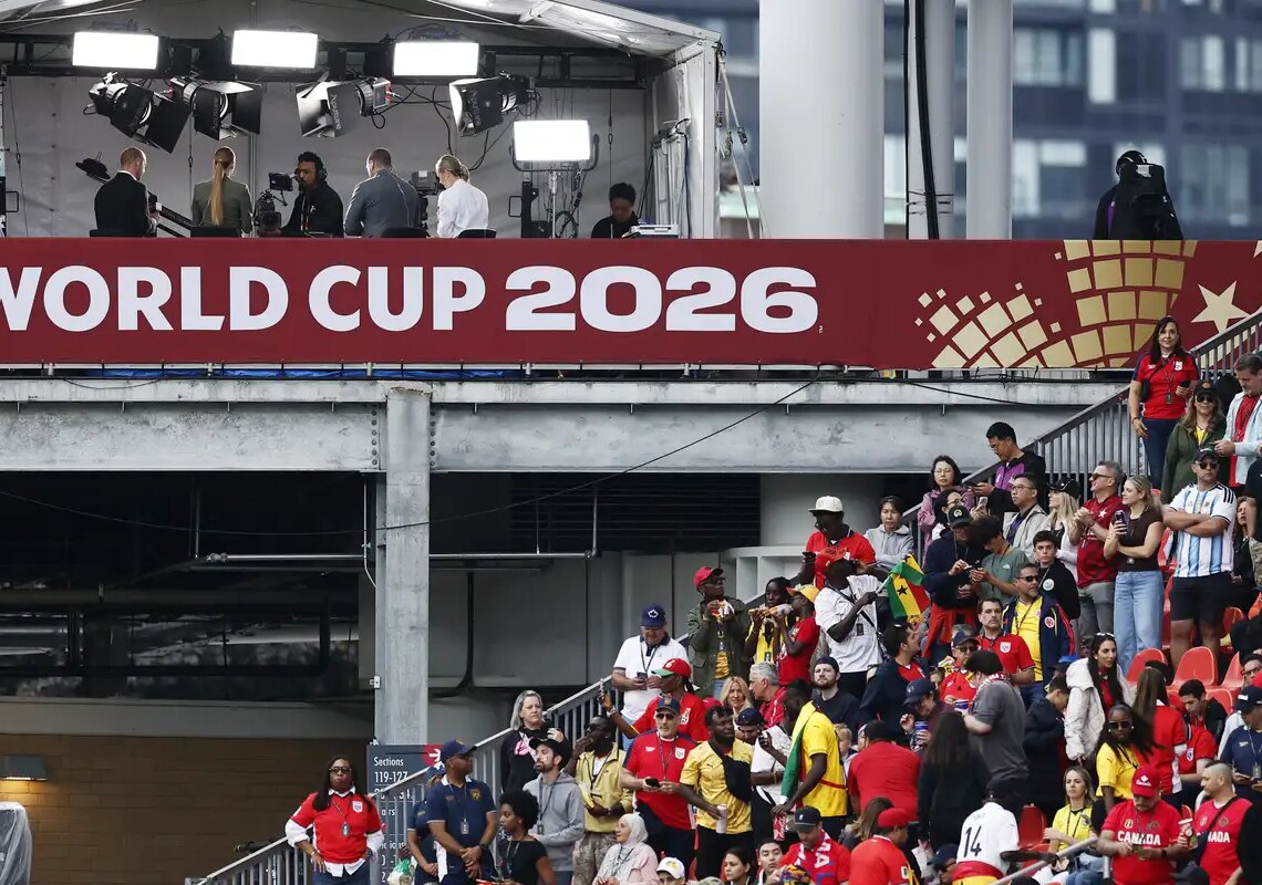 Paixão pelo futebol expõe população à publicidade de bets, alerta Idec