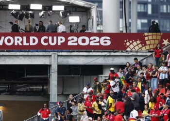 Paixão pelo futebol expõe população à publicidade de bets, alerta Idec