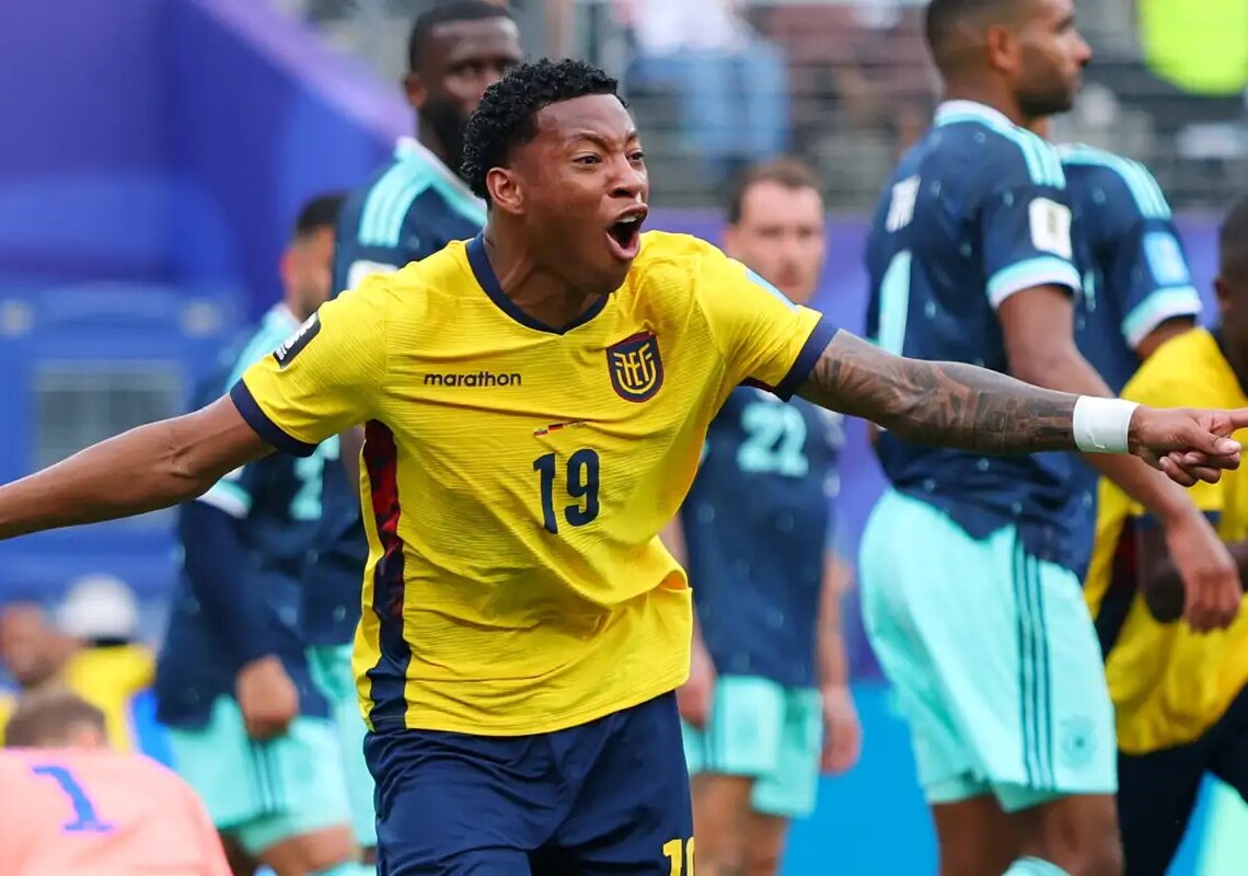 Equador vence Alemanha de virada e carimba vaga no mata-mata da Copa
