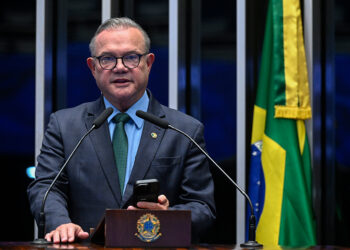 Wellington Fagundes homenageia padre Nazareno Lanciotti — Senado Notícias