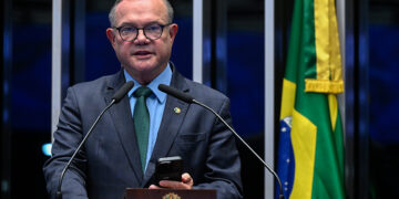 Wellington Fagundes homenageia padre Nazareno Lanciotti — Senado Notícias
