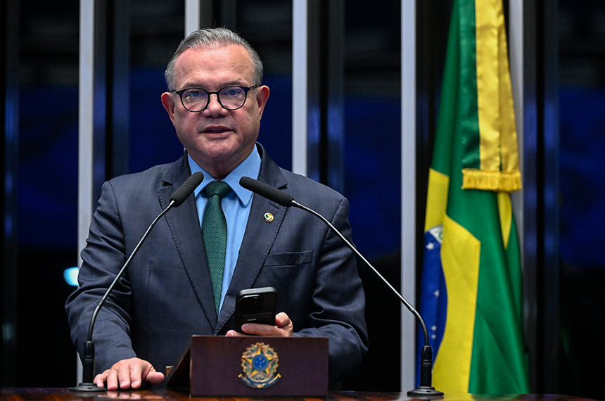 Wellington Fagundes homenageia padre Nazareno Lanciotti — Senado Notícias