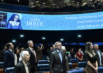 Senado homenageia referências em serviços sociais na área da saúde — Senado Notícias