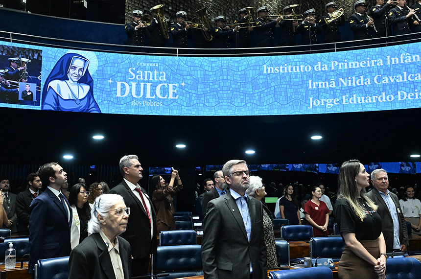 Senado homenageia referências em serviços sociais na área da saúde — Senado Notícias