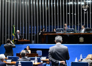 Senadores do governo e da oposição se solidarizam com presidente do Senado — Senado Notícias