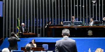 Senadores do governo e da oposição se solidarizam com presidente do Senado — Senado Notícias