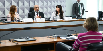 Combate à violência contra a mulher deve ser política permanente, aponta debate — Senado Notícias
