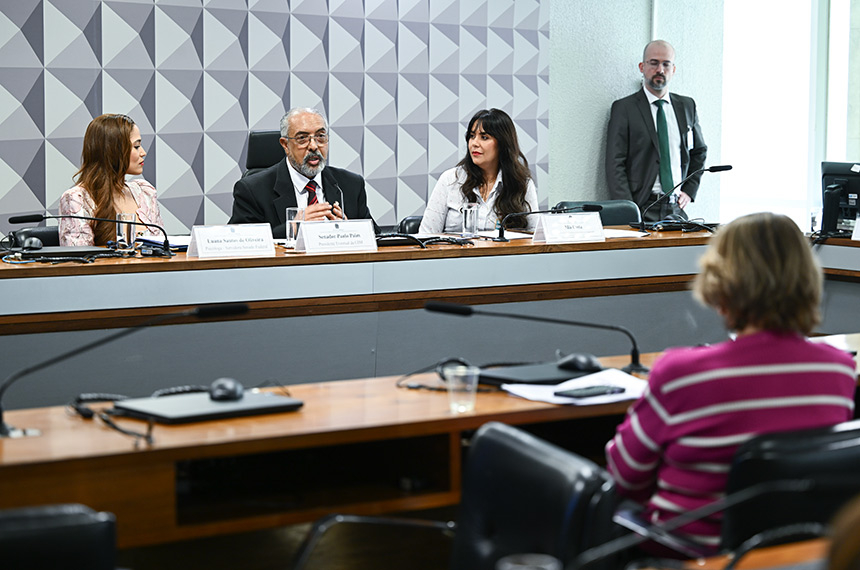 Combate à violência contra a mulher deve ser política permanente, aponta debate — Senado Notícias
