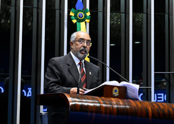 Paim comemora fim da idade mínima para aposentadoria em atividades insalubres — Senado Notícias