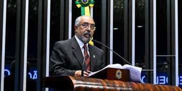Paim comemora fim da idade mínima para aposentadoria em atividades insalubres — Senado Notícias