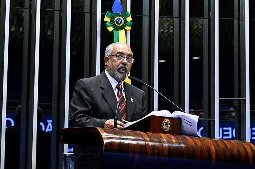 Paim comemora fim da idade mínima para aposentadoria em atividades insalubres — Senado Notícias