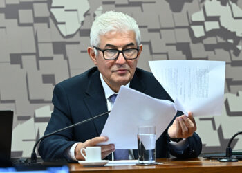 Teles devem investir em internet nas escolas públicas, aprova CCT — Senado Notícias