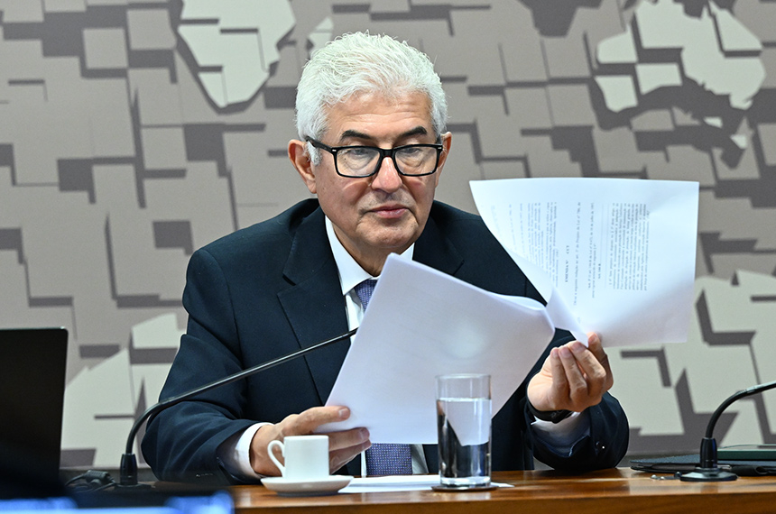 Teles devem investir em internet nas escolas públicas, aprova CCT — Senado Notícias