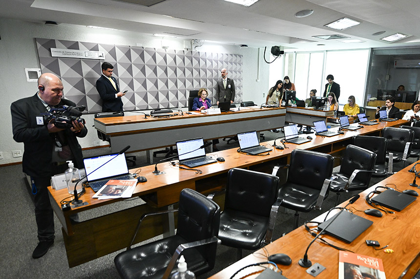 CDH aprova garantia de acessibilidade para mulher surda em consultas e exames — Senado Notícias