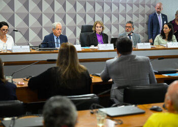 Debatedores criticam aumento de exigências a instituições para idosos — Senado Notícias