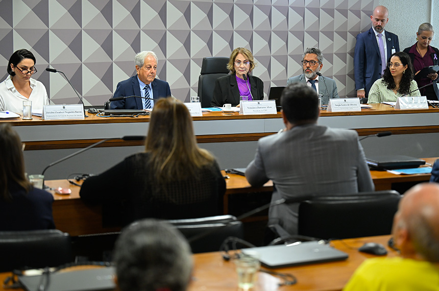 Debatedores criticam aumento de exigências a instituições para idosos — Senado Notícias