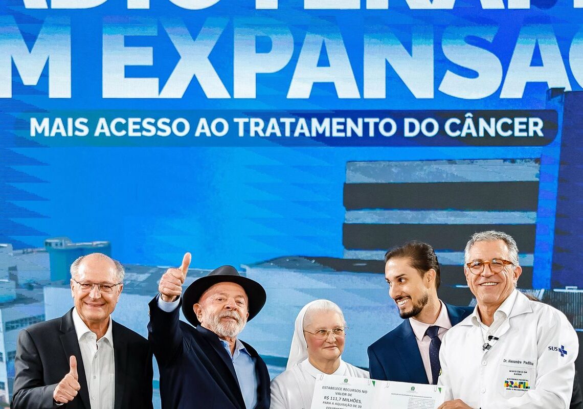 Lula entrega aparelhos de radioterapia em São Paulo