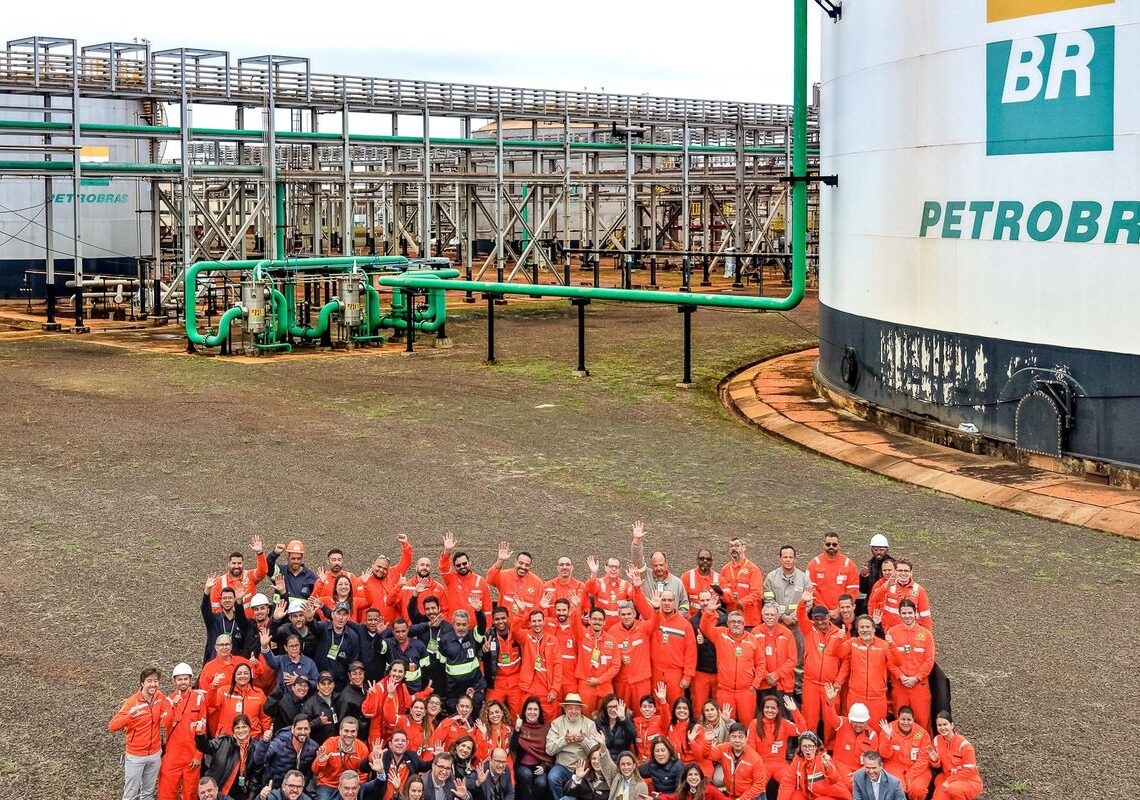 Lula assina contratos para retomar obra em fábrica de fertilizantes