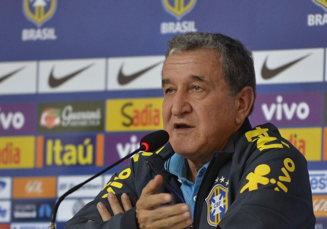 Técnico do tetra, Parreira apresenta melhora, mas permanece na UTI
