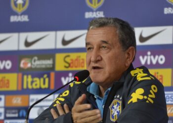 Técnico do tetra, Parreira apresenta melhora, mas permanece na UTI