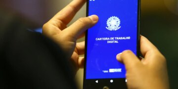 Mercado de trabalho formal cresce 2,6%; serviço público puxa alta